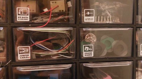 Infograficzne etykiety na szufladki z elektroniką