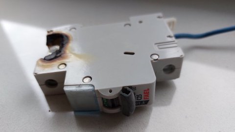 Modernizaca przylacza i instalacji elektrycznej - wazniejsze niz smart home